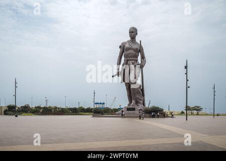 Monument Amazone Benin, Cotonou März 2024: Seit mitte 2022 steht das neue 30 Meter hohe Wahrzeichen der westafrikanischen Staat Benin. Die Amazone soll an die historische, rein weibliche Militäreinheit der Agojie auch Dahomey-Amazonen erinnern. *** Monument Amazone Benin, Cotonou März 2024 das neue 30 Meter hohe Wahrzeichen des westafrikanischen Bundesstaates Benin steht seit Mitte 2022 der Amazonas soll an die historische, weibliche Militäreinheit der Agojie, auch bekannt als Dahomey Amazonen, erinnern Stockfoto