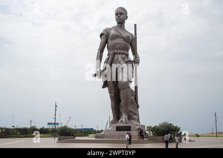 Monument Amazone Benin, Cotonou März 2024: Seit mitte 2022 steht das neue 30 Meter hohe Wahrzeichen der westafrikanischen Staat Benin. Die Amazone soll an die historische, rein weibliche Militäreinheit der Agojie auch Dahomey-Amazonen erinnern. *** Monument Amazone Benin, Cotonou März 2024 das neue 30 Meter hohe Wahrzeichen des westafrikanischen Bundesstaates Benin steht seit Mitte 2022 der Amazonas soll an die historische, weibliche Militäreinheit der Agojie, auch bekannt als Dahomey Amazonen, erinnern Stockfoto