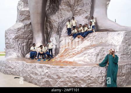 Monument Amazone Benin, Cotonou März 2024: Seit mitte 2022 steht das neue 30 Meter hohe Wahrzeichen der westafrikanischen Staat Benin. Die Amazone soll an die historische, rein weibliche Militäreinheit der Agojie auch Dahomey-Amazonen erinnern. *** Monument Amazone Benin, Cotonou März 2024 das neue 30 Meter hohe Wahrzeichen des westafrikanischen Bundesstaates Benin steht seit Mitte 2022 der Amazonas soll an die historische, weibliche Militäreinheit der Agojie, auch bekannt als Dahomey Amazonen, erinnern Stockfoto