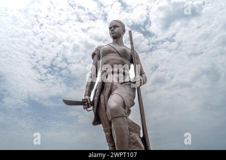 Monument Amazone Benin, Cotonou März 2024: Seit mitte 2022 steht das neue 30 Meter hohe Wahrzeichen der westafrikanischen Staat Benin. Die Amazone soll an die historische, rein weibliche Militäreinheit der Agojie auch Dahomey-Amazonen erinnern. *** Monument Amazone Benin, Cotonou März 2024 das neue 30 Meter hohe Wahrzeichen des westafrikanischen Bundesstaates Benin steht seit Mitte 2022 der Amazonas soll an die historische, weibliche Militäreinheit der Agojie, auch bekannt als Dahomey Amazonen, erinnern Stockfoto