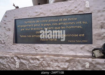 Monument Amazone Benin, Cotonou März 2024: Seit mitte 2022 steht das neue 30 Meter hohe Wahrzeichen der westafrikanischen Staat Benin. Die Amazone soll an die historische, rein weibliche Militäreinheit der Agojie auch Dahomey-Amazonen erinnern. Auf die Tafel zu lesen: Symbole de notre amour et de notre Engagement pour le Pays, nos amazones ont su, par leur bravoure, autant que les hommes, dÃ fendre la patrie. Telles nos amazones, la femme BÃ ninoise EST notre fiertÃ . Patrice Talon, 2022 Google übersetzung: Als Symbol unserer Liebe und unseres Engagements für das Land wussten unsere Amazonen d Stockfoto