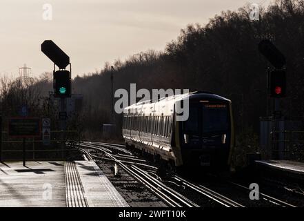 Merseyrail Stadler-Elektrozug der Baureihe 777 777023, Ankunft am Bahnhof Hooton, Cheshire, Großbritannien. Stockfoto