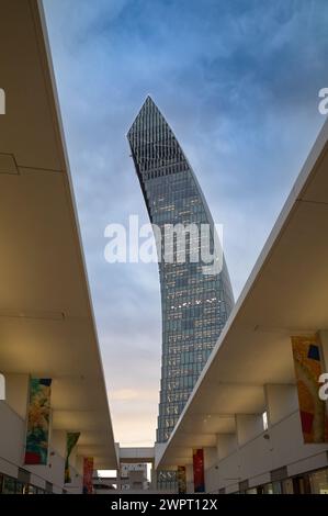 Der moderne Büroblock Libeskind Tower erhebt sich über dem Citylife Shopping District in Mailand, Italien Stockfoto