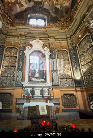 Arrangierte Schädel, Knochen und Gemälde im Ossuar in der Kirche San Bernardino alle Ossa (Kirche St. Bernardine von den Knochen), Mailand, Italien Stockfoto
