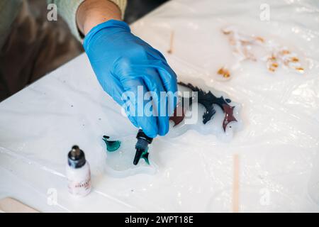 Handarbeit mit Epoxidharz und Pigmenten Stockfoto