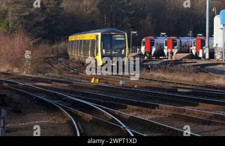 Merseyrail Stadler Baureihe 777 3. Bahn-Elektrozug 777023 in Chester, vorbei am CAF-Zugwartungsdepot mit Stall der Baureihe 197 Stockfoto