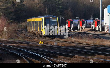 Merseyrail Stadler Baureihe 777 3. Bahn-Elektrozug 777023 in Chester, vorbei am CAF-Zugwartungsdepot mit Stall der Baureihe 197 Stockfoto