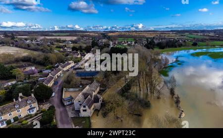 Ein Blick aus der Vogelperspektive über die Flussaue des Welland und das Dorf Duddington, Großbritannien an einem hellen sonnigen Tag Stockfoto