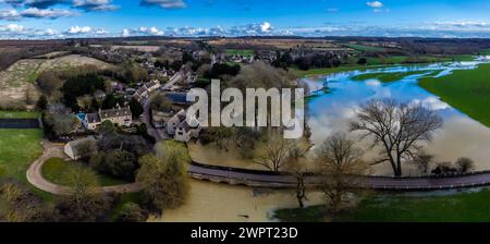 Ein Panoramablick aus der Luft über die Flussaue des Flusses Welland neben dem Dorf Duddington, Großbritannien an einem hellen sonnigen Tag Stockfoto