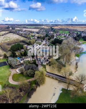 Ein Blick aus der Vogelperspektive über die Landschaft rund um das Dorf Duddington, Großbritannien an einem hellen, sonnigen Tag Stockfoto