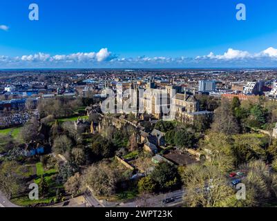 Ein Blick aus der Vogelperspektive auf die Kathedrale und das Gelände in Peterborough, Großbritannien an einem hellen sonnigen Tag Stockfoto