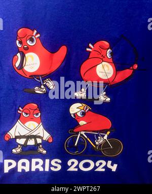 Nahaufnahme eines T-Shirts, das die Olympischen Sommerspiele 2024 in Paris unterstützt. Stockfoto