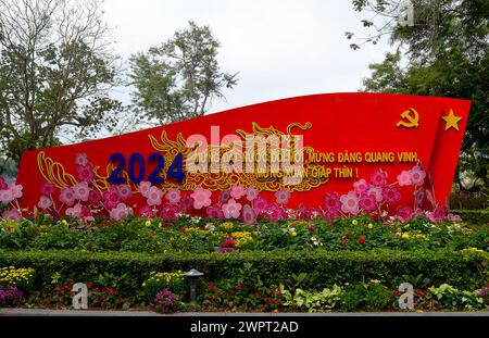HANOI, VIETNAM - 14. Februar 2024: Happy New Year of the Dragon mit dem Slogan „Feiern Sie das Land, indem Sie den Ruhm der Party feiern“. Stockfoto