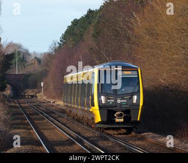 Merseyrail Stadler Klasse 777 3. E-Bahn 777023, Ankunft in Bache, Cheshire, Großbritannien. Stockfoto