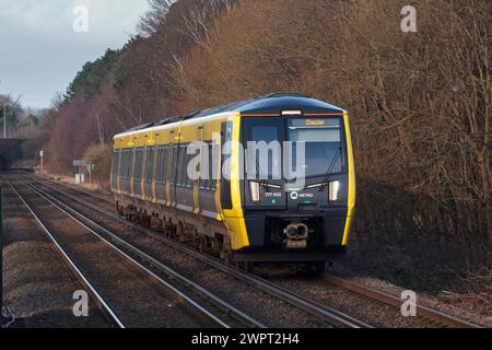 Merseyrail Stadler Klasse 777 3. E-Bahn 777002, Ankunft in Bache, Cheshire, Großbritannien. Stockfoto