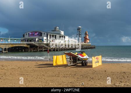 Bournemouth, Großbritannien - 22. September 2023: RNLI Lifeguard Jet Ski am West Beach vor dem Pier. Stockfoto