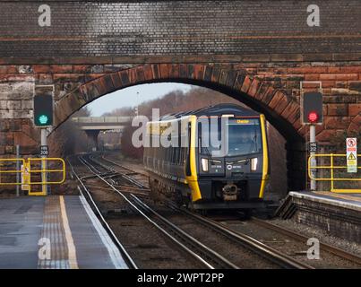 Merseyrail Stadler-Elektrozug der Baureihe 777 777006, Ankunft am Bahnhof Hooton, Cheshire, Großbritannien. Stockfoto