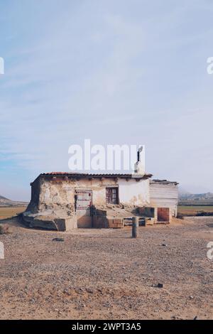 Verlassenes Haus in Las Bardenas Reales in Navarra, Spanien, am 26. Dezember 2023 Stockfoto