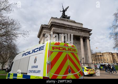 Hyde Park Corner, London, Großbritannien. März 2024. Während der Konflikt zwischen Israel und der Hamas anhält, findet ein Protest gegen die Eskalation der militärischen Aktionen im Gazastreifen statt. Organisiert von Gruppen wie der palästinensischen Solidaritätskampagne und der „Stop the war Coalition“ mit dem Titel „nationale Demonstration“ und mit Aufrufen zu „Stop the Genocide“, „Ceasefire Now“ und „Free Palestine“ versammeln sich die Demonstranten um den Hyde Park Corner. Die Polizei ist aus verschiedenen Teilen des Landes anwesend. Durham Constabulary wurde hier eingezogen, versammelt um den Wellington Arch Stockfoto