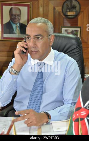 Ho. Najib Balala; kenianischer Tourismusminister und afrikanischer Tourismusminister 2009 in seinem Büro in Nairobi – dahinter ein Bild von Staatspräsident KiB Stockfoto