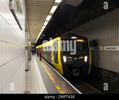 Merseyrail Stadler Baureihe 777 Elektrozug 777018 an der U-Bahnstation Liverpool Central, Liverpool, Großbritannien Stockfoto