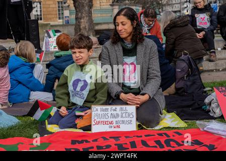 Hyde Park Corner, London, Großbritannien. März 2024. Während der Konflikt zwischen Israel und der Hamas anhält, findet ein Protest gegen die Eskalation der militärischen Aktionen im Gazastreifen statt. Organisiert von Gruppen wie der palästinensischen Solidaritätskampagne und der „Stop the war Coalition“ mit dem Titel „nationale Demonstration“ und mit Aufrufen zu „Stop the Genocide“, „Ceasefire Now“ und „Free Palestine“ versammeln sich die Demonstranten um den Hyde Park Corner, bevor sie zur US-Botschaft in neun Elmen aufbrechen. Mutter und Kind Stockfoto