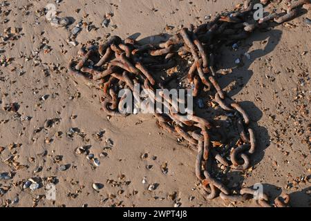 Rostige Metallkette am Strand Stockfoto