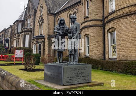 Barnsley, Großbritannien. MÄRZ 2024. Statue vor der Barnsley National Union of Mineworkers Hall in Barnsley, die diejenigen komomorisiert, die während der Bergarbeiterstreiks ihr Leben verloren haben. Credit Milo Chandler/Alamy Live News Stockfoto