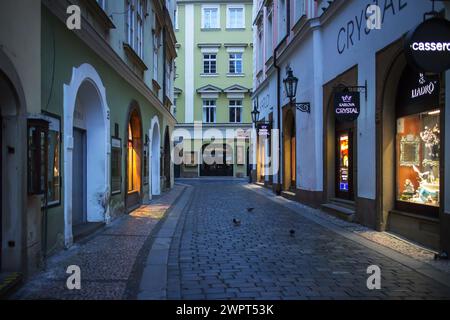 Prag, Tschechische Republik - 25. September 2014: Die verlassene Einkaufsstraße Karlova verbindet den Altstädter Ring mit der Karlsbrücke am frühen Morgen Stockfoto