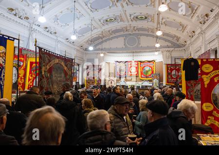 Barnsley, Großbritannien. MÄRZ 2024. In der Halle der National Union of Mineworkers in Barnsley versammeln sich Menschen zur Vorbereitung einer Veranstaltung zum 40. Jahrestag der Bergarbeiterstreiks. Credit Milo Chandler/Alamy Live News Stockfoto