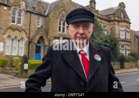 Barnsley, Großbritannien. MÄRZ 2024. Arthur Scargill, britischer Gewerkschafter und Leiter des Bergarbeiterstreiks, steht vor der Halle der National Union of Mineworkers in Barnsley. Das ist vor dem 40. Jahrestag der Bergarbeiterstreiks. Credit Milo Chandler/Alamy Live News Stockfoto