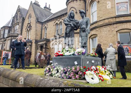 Barnsley, Großbritannien. MÄRZ 2024. Die Miners Remember-Statue ist mit Kränzen in der National Union of Mineworkers Hall in Barnsley am 40. Jahrestag der Bergarbeiterstreiks bedeckt. Credit Milo Chandler/Alamy Live News Stockfoto