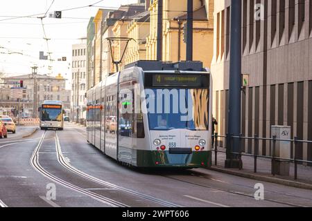 Augsburg, Bayern, Deutschland - 8. März 2024: Straßenbahn fährt in der Innenstadt von Augsburg *** Straßenbahn fährt in der Innenstadt von Augsburg Stockfoto