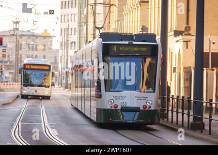 Augsburg, Bayern, Deutschland - 8. März 2024: Straßenbahn fährt in der Innenstadt von Augsburg *** Straßenbahn fährt in der Innenstadt von Augsburg Stockfoto