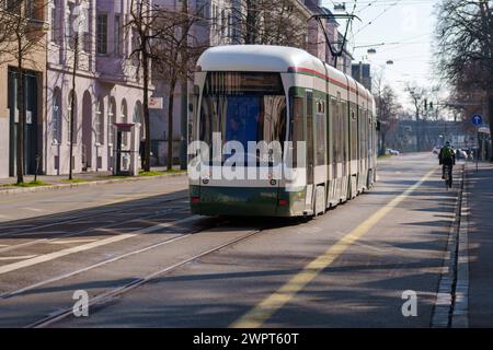 Augsburg, Bayern, Deutschland - 8. März 2024: Straßenbahn fährt in der Innenstadt von Augsburg *** Straßenbahn fährt in der Innenstadt von Augsburg Stockfoto