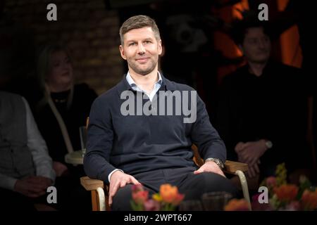 Bremen, Deutschland. März 2024. Ehemaliger Fußballspieler Thomas Hitzlsperger bei der Aufnahme der Radio Bremen Talkshow '3nach9'. Quelle: Sina Schuldt/dpa/Alamy Live News Stockfoto