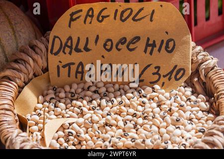 Snap Pea (Fagiolo dall'occhio), Marktverkauf, Wochenmarkt in Asciano, Crete Senesi, Toskana, Italien Stockfoto