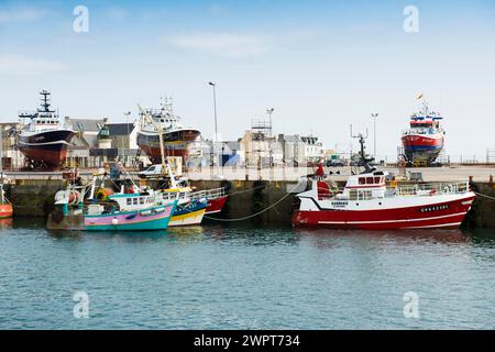 Farbenfrohe Fischerboote im Hafen, Guilvinec, Finistere, Bretagne, Frankreich Stockfoto