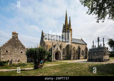 Gotische Kapelle mit dem ältesten Kalvarienkalvariat der Bretagne, Notre-Dame de Tronoen, bei Penmarc'h, Finistere, Bretagne, Frankreich Stockfoto