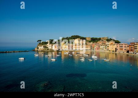 Dorf mit Strand und farbenfrohen Häusern am Meer, Baia del Silenzio, Sestri Levante, Provinz Genua, Riveria di Levante, Ligurien, Italien Stockfoto