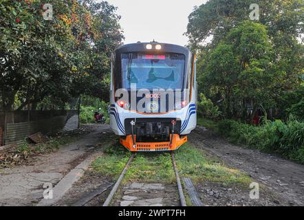 Manila, Philippinen. 9. März 2024: Der Betrieb der Philippine National Railways (PNR) in Metro Manila wird am 28. März für 5 Jahre eingestellt, wie vom Department of Transportation (DOTr) festgelegt. Die Schließung, die voraussichtlich viele Filipinos in der Hauptstadt betreffen wird, wird durch Busse kompensiert und wird den Bau des Nord-Süd-Pendlerbahnprojekts (NSCR) um 8 Monate beschleunigen. Nach Abschluss der Arbeiten wird der NSCR von Clark, Pampanga nach Calamba, Laguna, fahren. Die Mega Railway, Teil des ehrgeizigen Eisenbahnausbauprojekts von PH, wird voraussichtlich bis zu 800.000 Passagiere pro Tag aufnehmen.Credit: Kevin Izorce/Alamy Live News Stockfoto