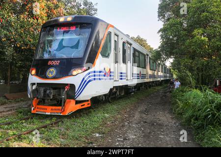 Manila, Philippinen. 9. März 2024: Der Betrieb der Philippine National Railways (PNR) in Metro Manila wird am 28. März für 5 Jahre eingestellt, wie vom Department of Transportation (DOTr) festgelegt. Die Schließung, die voraussichtlich viele Filipinos in der Hauptstadt betreffen wird, wird durch Busse kompensiert und wird den Bau des Nord-Süd-Pendlerbahnprojekts (NSCR) um 8 Monate beschleunigen. Nach Abschluss der Arbeiten wird der NSCR von Clark, Pampanga nach Calamba, Laguna, fahren. Die Mega Railway, Teil des ehrgeizigen Eisenbahnausbauprojekts von PH, wird voraussichtlich bis zu 800.000 Passagiere pro Tag aufnehmen.Credit: Kevin Izorce/Alamy Live News Stockfoto