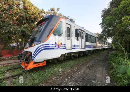 Manila, Philippinen. 9. März 2024: Der Betrieb der Philippine National Railways (PNR) in Metro Manila wird am 28. März für 5 Jahre eingestellt, wie vom Department of Transportation (DOTr) festgelegt. Die Schließung, die voraussichtlich viele Filipinos in der Hauptstadt betreffen wird, wird durch Busse kompensiert und wird den Bau des Nord-Süd-Pendlerbahnprojekts (NSCR) um 8 Monate beschleunigen. Nach Abschluss der Arbeiten wird der NSCR von Clark, Pampanga nach Calamba, Laguna, fahren. Die Mega Railway, Teil des ehrgeizigen Eisenbahnausbauprojekts von PH, wird voraussichtlich bis zu 800.000 Passagiere pro Tag aufnehmen.Credit: Kevin Izorce/Alamy Live News Stockfoto