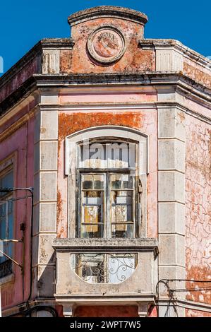 Baufällige Hausfassade, altes, altes Gebäude, verdorben, Renovierung, Erhaltung, Erhaltung, Fassade, Krise, Wirtschaft, Baukrise Stockfoto