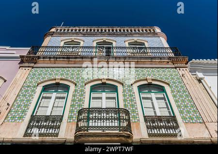 Haus mit Azulejo-Fassade, altes Gebäude, Architektur, Fliesen, Handwerkskunst, traditionell, Tradition, Gebäude, Eigentum, Fliesen, Architektur, grün Stockfoto