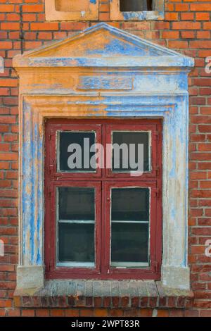 Fenster, Fassade, Haus, Hauswand, Detail, baufällig, verwelkt, abblättert, Farbe, Ziegel, alt, historisch, leer, verlassene Bauten, Abblätterung Stockfoto