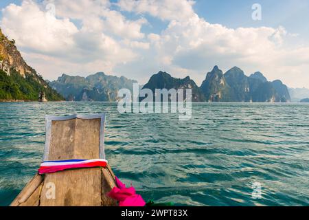 Traditionelles Langboot vor Kalksteinfelsen im Cheow Lan Lake im Khao Sok Nationalpark, Natur, Reise, Urlaub, See, Behälter Stockfoto