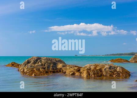 Felsige Strandlandschaft am Silent Beach in Khao lak, Strand, Steinstrand, Panorama, Strandpanorama, Stein, Felsen, Strandurlaub, Urlaub, Reisen Stockfoto