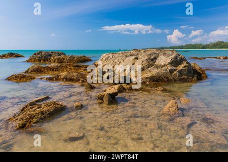 Felsige Strandlandschaft am Silent Beach in Khao lak, Strand, Steinstrand, Panorama, Strandpanorama, Stein, Felsen, Strandurlaub, Urlaub, Reisen Stockfoto