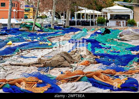 Bunte, verworrene Fischernetze verteilen sich am Hafen, Palma de Mallorca Stockfoto